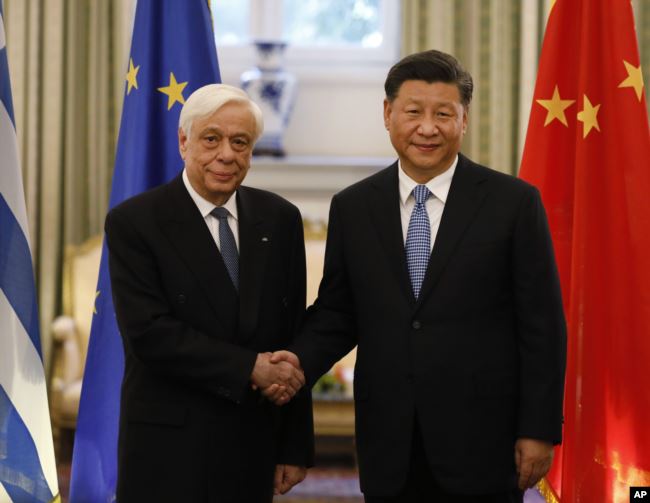 2019年11月11日雅典總統府：中國國家主席習近平（右）和希臘總統帕夫洛普洛斯（左）握手。