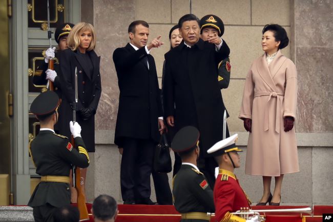 2019年11月6日在北京舉行的歡迎儀式上，法國總統馬克龍（左二）和中國國家主席習近平（右二）在人民大會堂台階上交談。