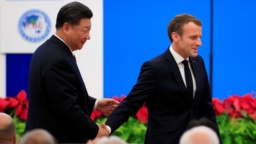 法國總統馬克龍在上海舉行的中國國際進口博覽會開幕式上講話後與中國國家主席習近平握手。（2019年11月5日）