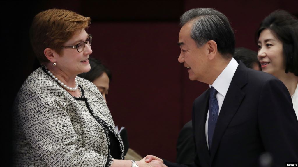 中國外交部長王毅2019年8月2日在泰國曼穀與澳大利亞外交部長佩恩舉行會晤。