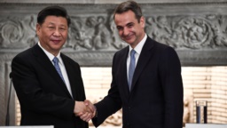 中國國家主席習近平在雅典與希臘總理米佐塔基斯握手。（2019年11月11日）