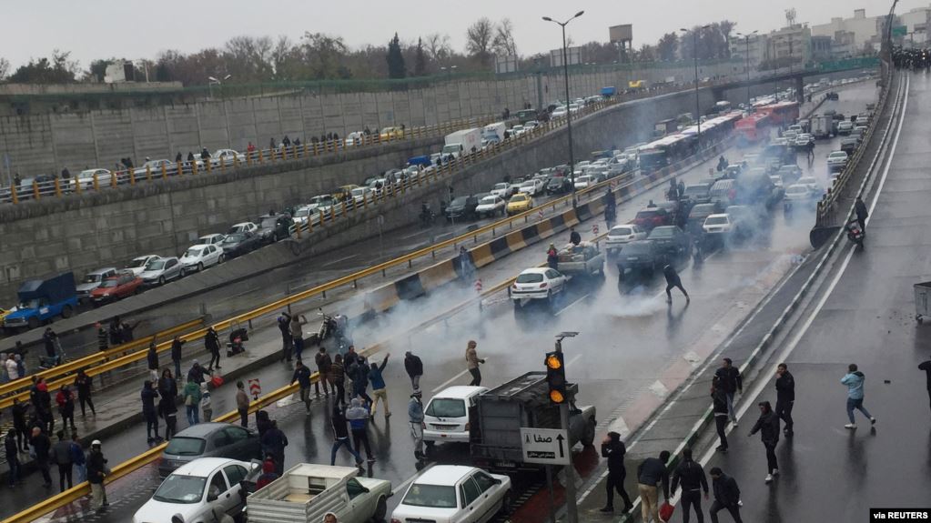伊朗民眾為抗議汽油價格上漲而舉行抗議活動（2019年11月16號）。
