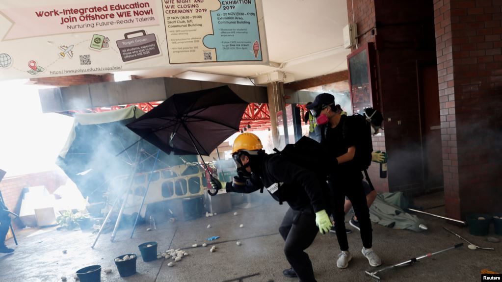 香港理工大学抗议者用雨伞抵御警方催泪弹 （路透社）