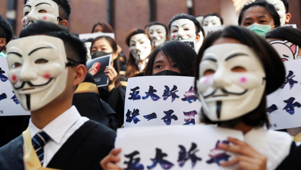 2019年11月5日，香港理工大学生在毕业典礼前集体蒙面向反送中示威者致敬。