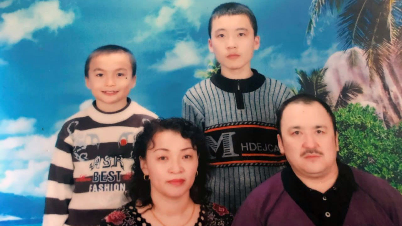 哈薩克人金格斯和妻子沙吾列及兩個兒子。（當事人提供/記者喬龍）