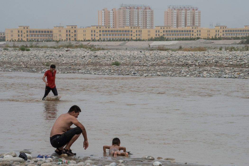 新疆和田，攝於8月。黃色低層建築曾經是一處再教育營。