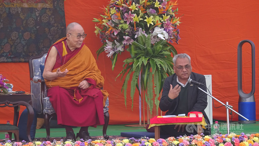 達賴喇嘛（左）20日在新德裏聖卡隆巴學校演說，以藏語、英語發表演說及答覆學生問題，藏語部分則透過翻譯翻成英語。中央社記者康世人新德裏攝 108年11月20日