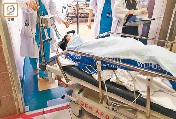 其中一名男子在医院被送往病房，图源：香港“东网”