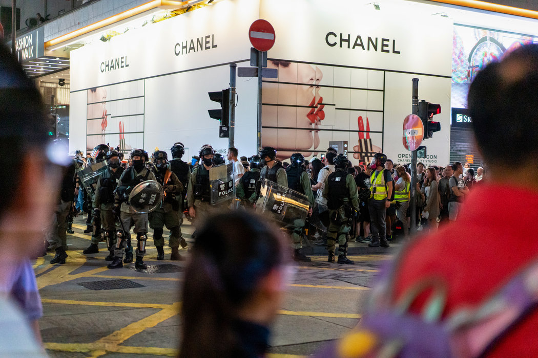 隨著香港進入持續抗議活動的第五個月，此時訪問這座城市有些奇怪。