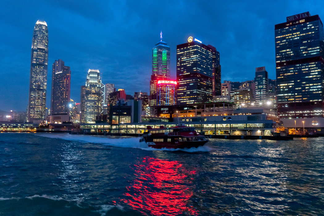 香港標誌性的天際線最適合在天黑後和在水上觀賞。