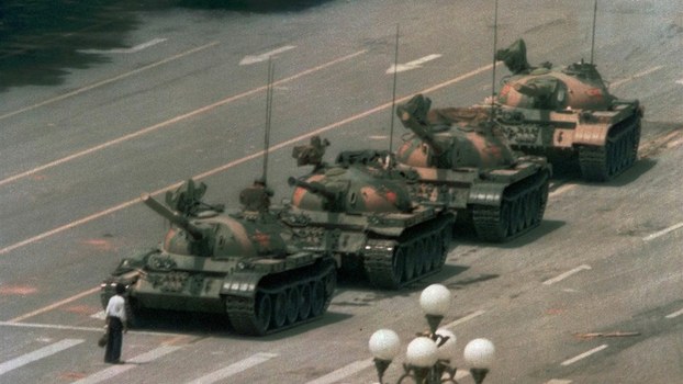 資料圖片：中國青年王維林在北京天安門廣場隻身阻擋坦克。（美聯社）