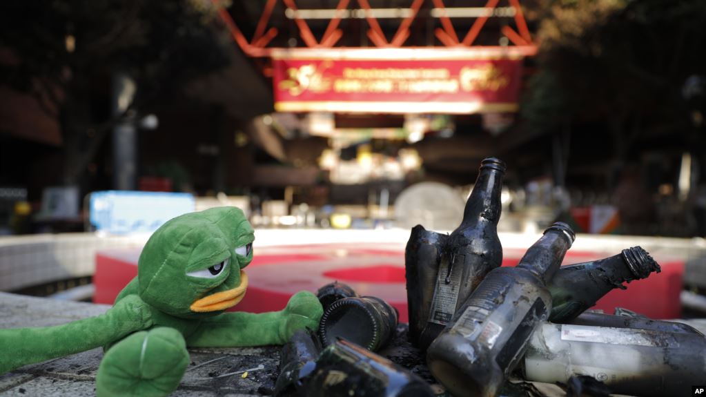 在香港理工大學警察與抗議者對抗後留下的廢墟中有一隻青蛙玩具。（2019年11月21日）