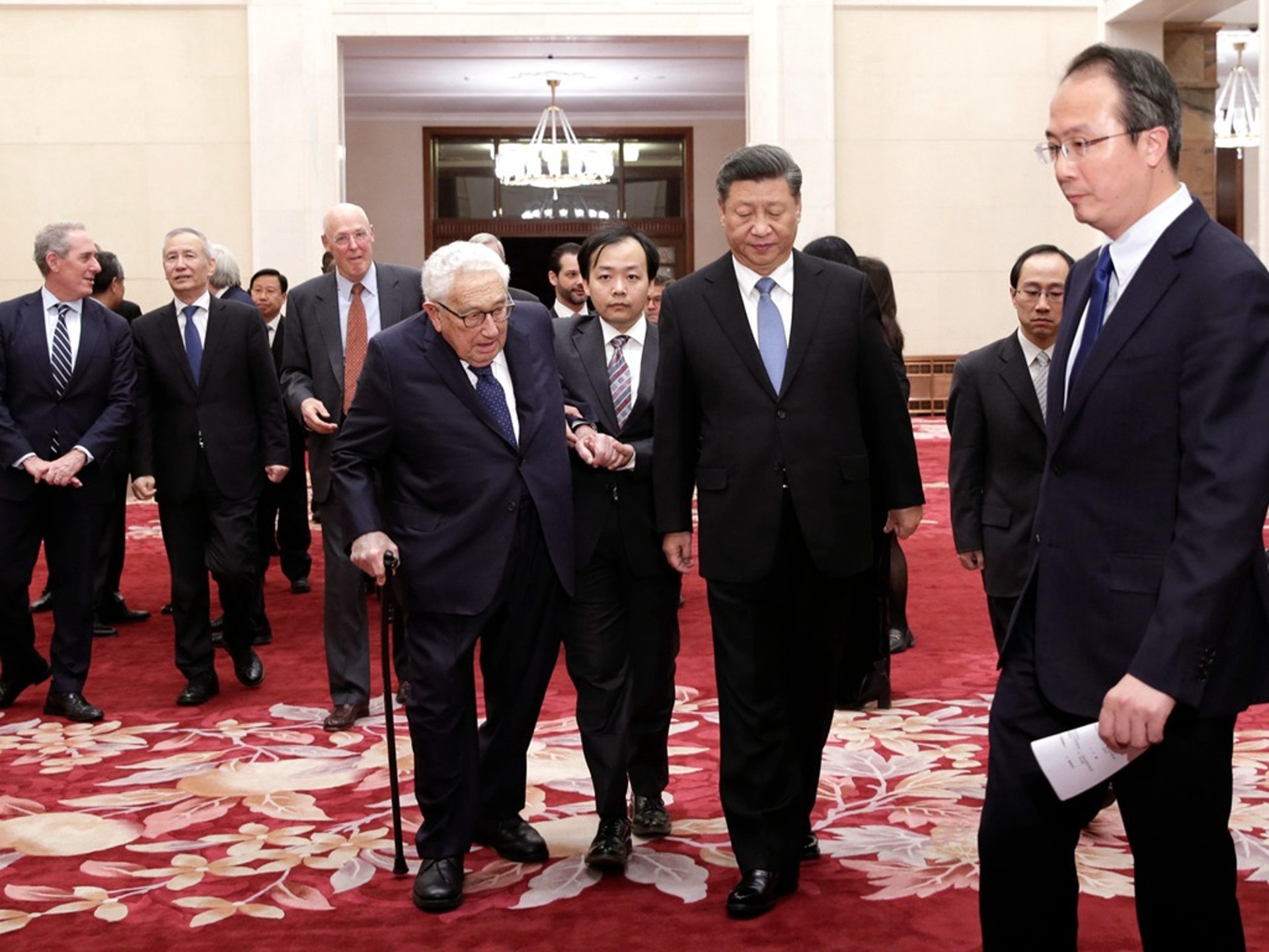 2019年11月22日，中國國家主席習近平和美國前國務卿基辛格在北京人民大會堂與2019年新經濟論壇的代表們一起步入會麵現場。（AP）