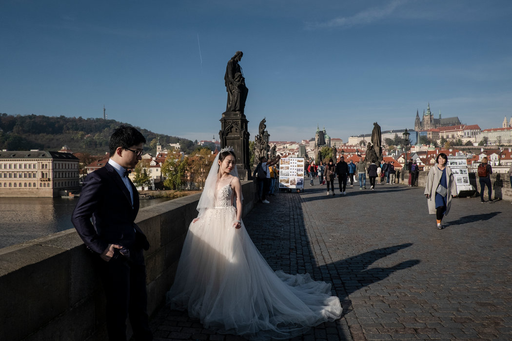 一對在歐洲留學的上海情侶上月到布拉格拍攝婚紗照和旅行。中國政府威脅要減少去往這個城市的旅遊者。