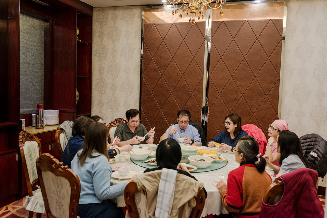 來自香港的遊客在布拉格郊區的北京餐廳用餐，這是一家華人所有的餐館。