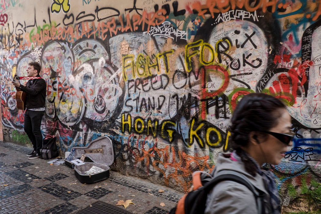 布拉格列儂牆附近聲援香港示威者的文字。列儂牆是一個1980年代發泄反共憤怒的論壇，後被香港抗議者模仿。
