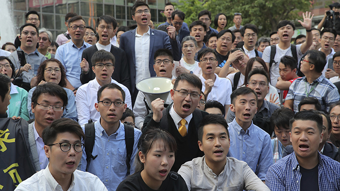 新當選的香港區議會部分民主派議員2019年11月25日聚集在香港理工大學附近（美聯社）