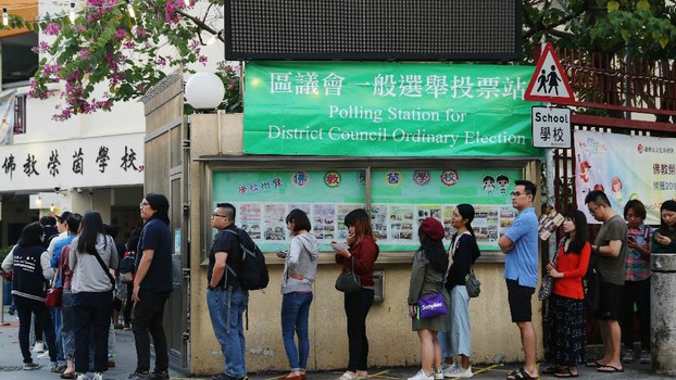 2019年11月24日，香港舉行區議會選舉。選民投票熱情空前熱烈，多個票站大排長龍。（路透社）