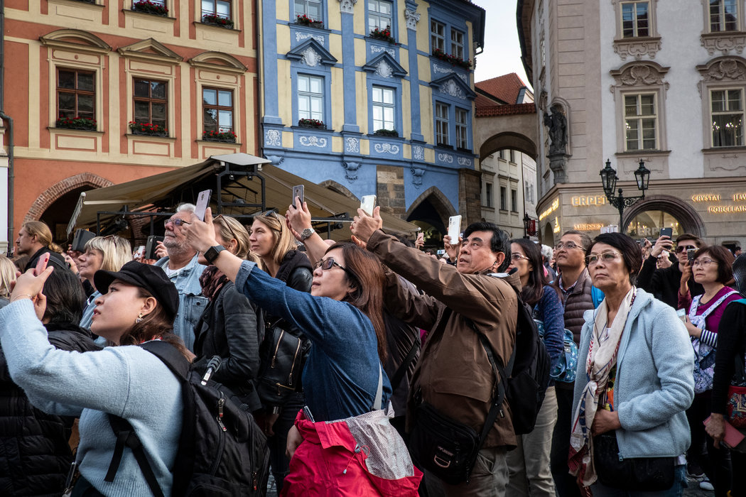 每到整點，遊客湧入布拉格的老城廣場，見證有幾百年曆史的天文鍾的報時。