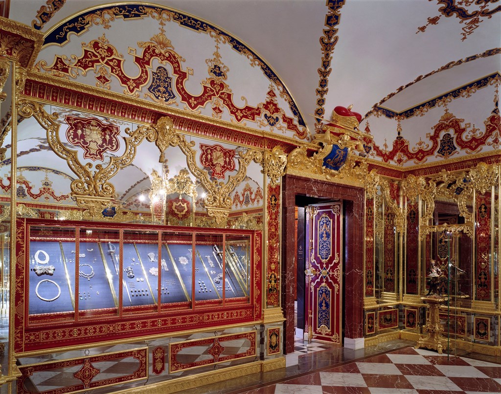 德國德勒斯登國家藝術收藏館旗下一間分館的綠穹珍寶館遭竊，失竊珍寶包括3套「無價」鑽石珠寶。（圖取自twitter.com/skdmuseum）