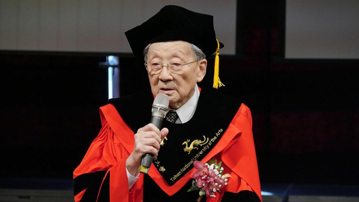 在28年的時間內拍了52部電影，90歲高齡的李行導演，日前獲頒台南藝術大學名譽博士。（台南藝術大學提供）
