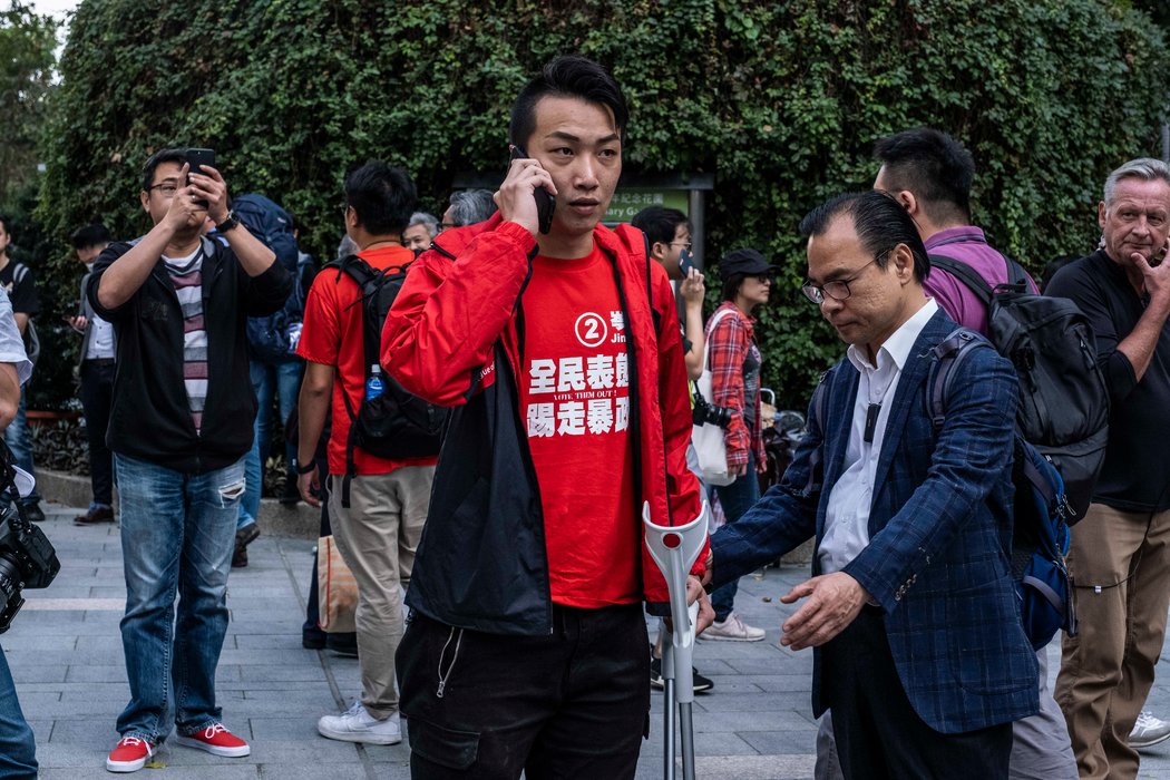 周一，民間人權陣線領召集人岑子傑在香港理工大學外。