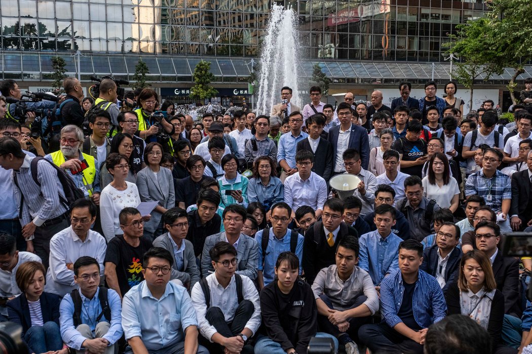 周一，獲勝的民主派候選人在香港理工大學外。