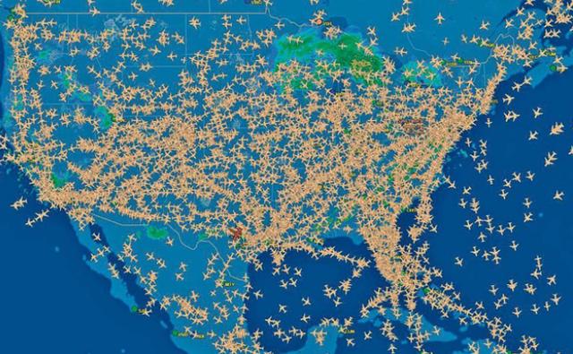 感恩節，美國的天空上，滿載著感恩節旅客的飛機