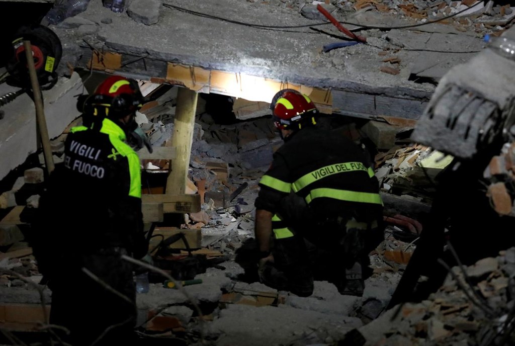 阿爾巴尼亞26日發生數十年來最強地震，死亡人數已增至30人。圖為義大利搜救隊在西部港市杜拉索搜救。（路透社提供）
