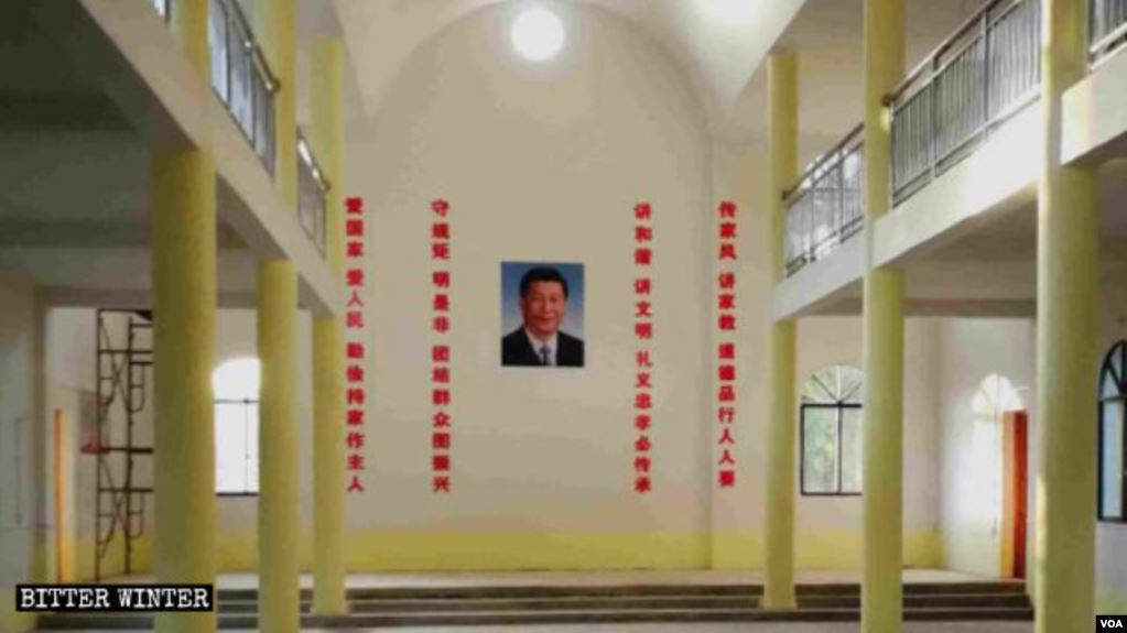 中國江西吉安市餓的一家天主教堂內高懸著習近平的照片