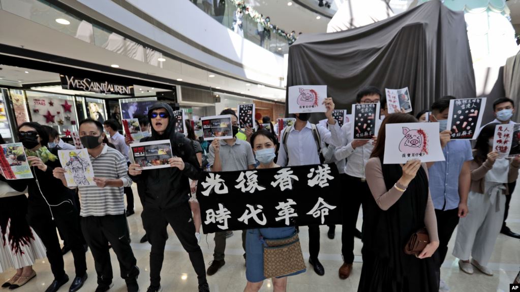 抗議人士2019年11月4日在香港一個商場舉起“光複香港 時代革命”的橫幅