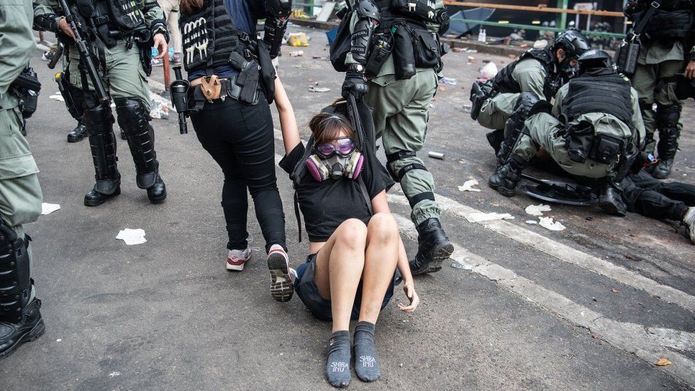 女示威者被警方逮捕拖走