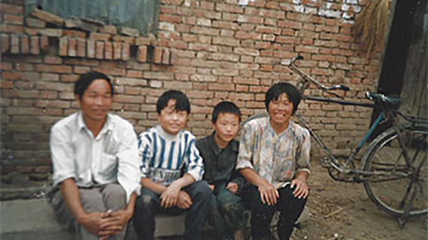 河南省商水縣西趙橋村一家四口，丈夫和妻子因為獻血感染艾滋病毒 ，妻子於1997年夏天死於艾滋病，她是這個村裏第一例年夏天死於艾滋病感染的病人。（照片由王淑平提供）