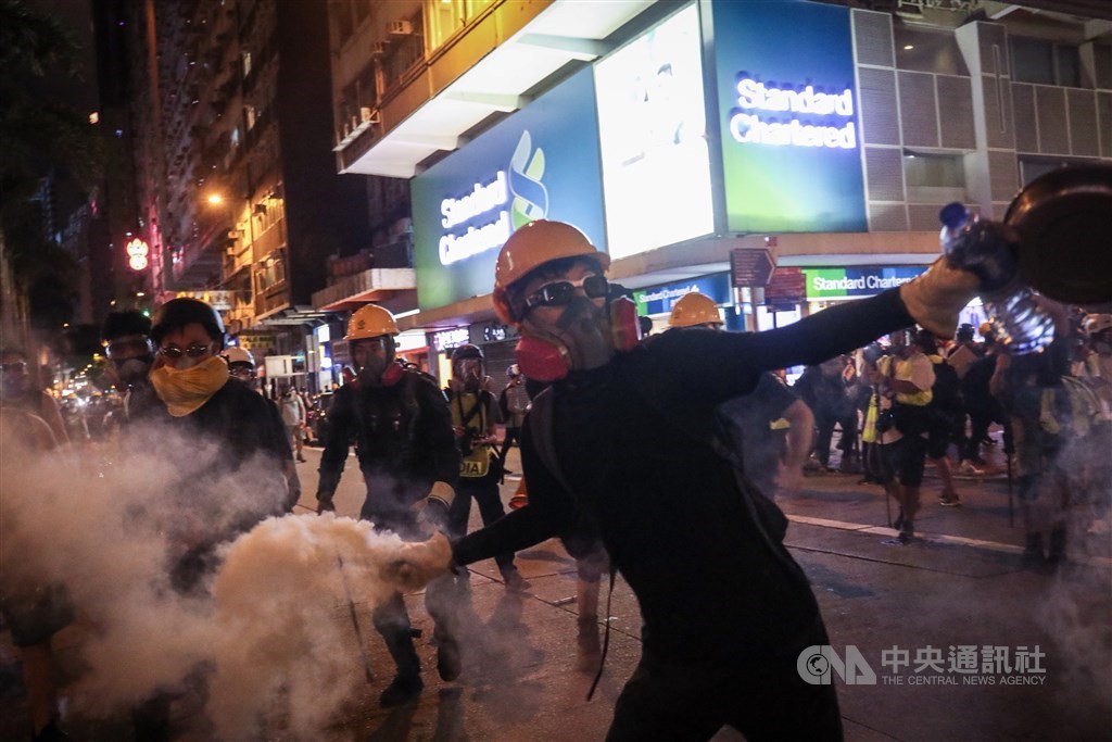 港警驅趕示威民眾，示威者反擲催淚彈。中央社記者吳家昇攝 108年8月11日
