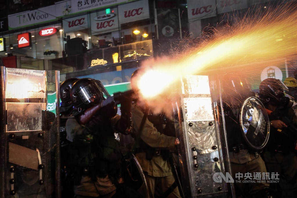 香港反送中運動衝突不斷升級，圖為8月31日鎮暴警察在灣仔一帶發射催淚彈，強勢驅離示威民眾。中央社記者吳家昇香港攝108年8月31日