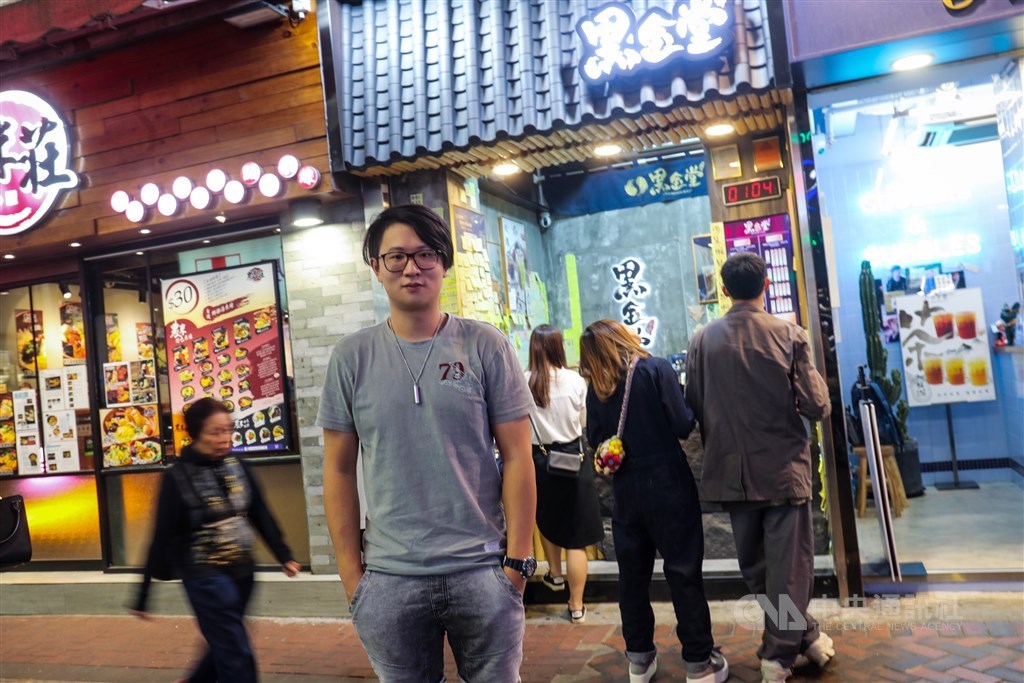 30多歲台灣青年Justin Wang今年6月在尖沙咀開設黑金堂首店就遇到反送中事件，他響應三罷，將罷工當日營收捐給撐港團體。中央社記者吳家昇攝　108年11月21日