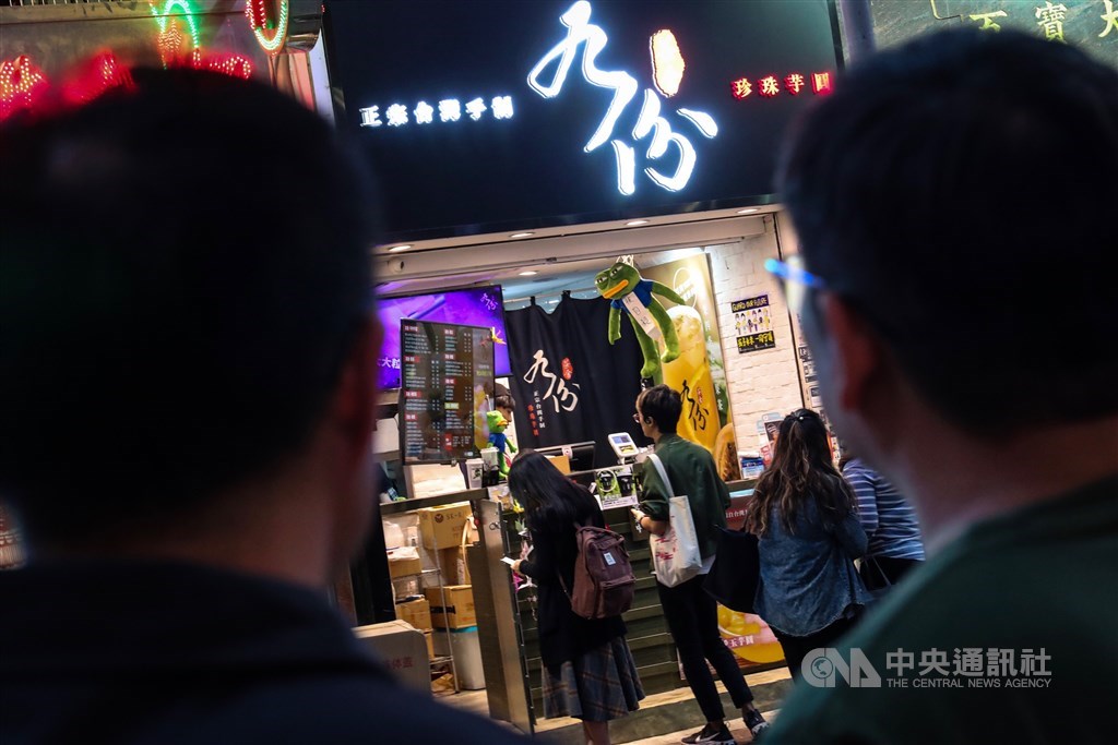 香港反送中運動持續，當地飲料品牌九份茶舍老闆之一的Ben（右）與Trevor（左）表示，就算現在生活有些不方便，他們也不會埋怨示威者，會跟示威者站在一起。中央社記者吳家昇攝　108年11月22日