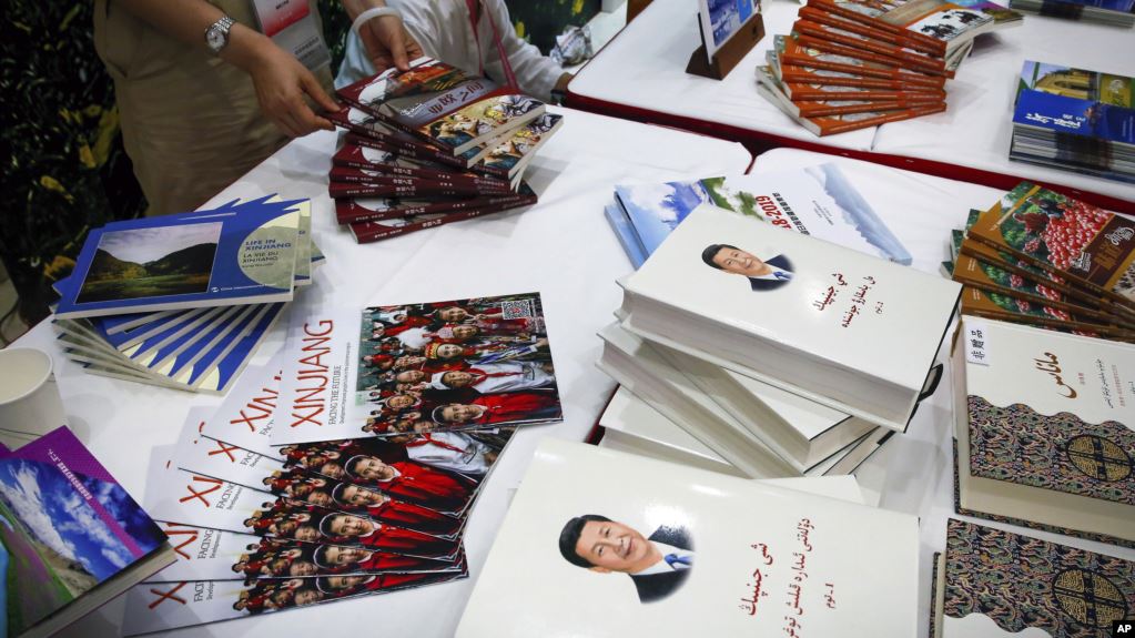 在中國國務院新聞辦舉行的一個有關新疆維吾爾自治區的新聞發布會上，中國國家主席習近平的著作與宣傳新疆的小冊子擺放在一起。（2019年7月30日）