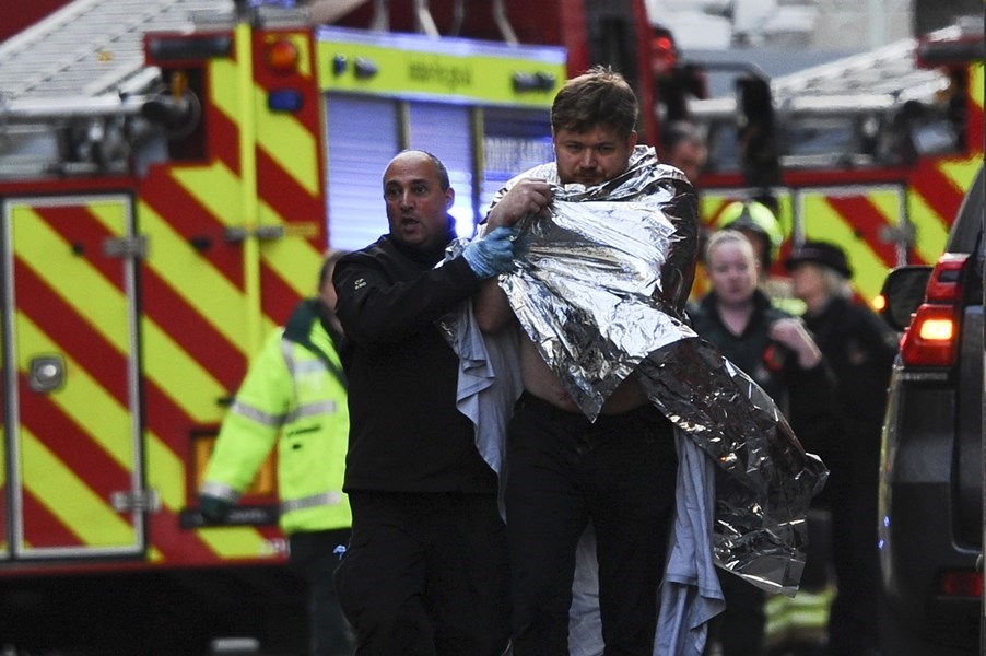 英國倫敦橋11月29日發生持刀攻擊事件，激進組織伊斯蘭國旗下阿瑪克通訊社30日報導稱，是IS其中一名戰士所為。圖為警方協助傷者就醫治療。（法新社提供）