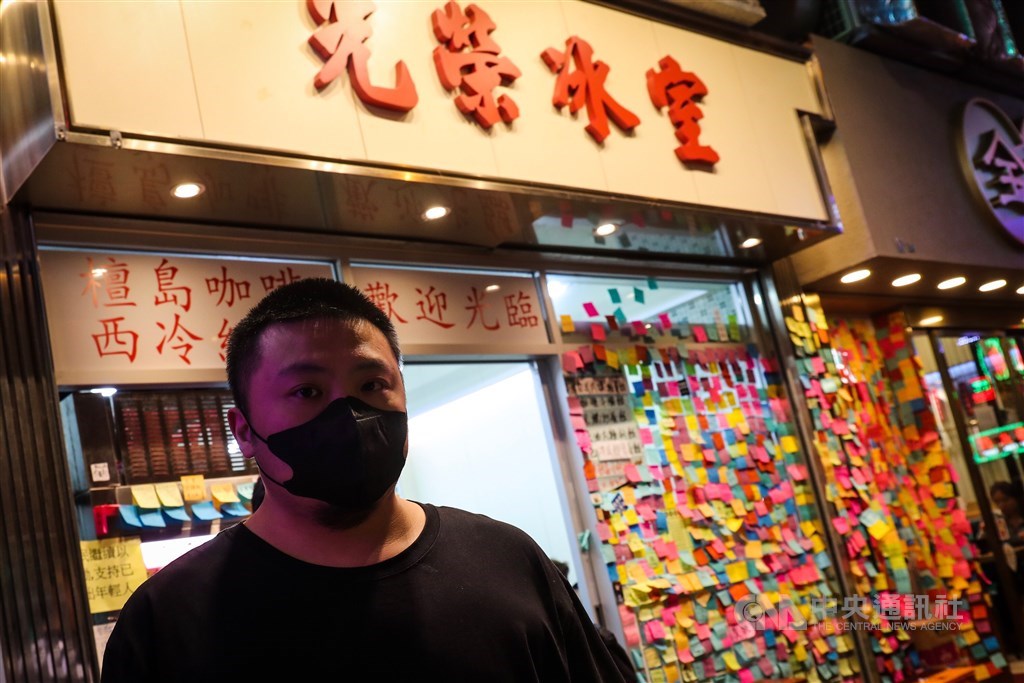 30歲出頭便在香港擁有多家茶餐廳的吳先生是土生土長的荃灣人，對香港懷有深厚情感。他很早就以行動支持反送中，旗下店家也在7月份表態成「黃店」。他想對示威者說：「香港人加油。」中央社記者吳家昇攝　108年11月21日