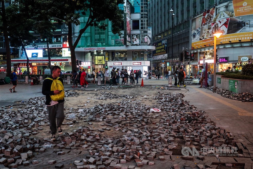 香港反送中示威者與警方在香港理工大學爆發激烈衝突，11月18日起警方圍堵理大，並在校區外設下防線，理大周邊人行道也嚴重毀損。中央社記者吳家昇攝　108年11月19日
