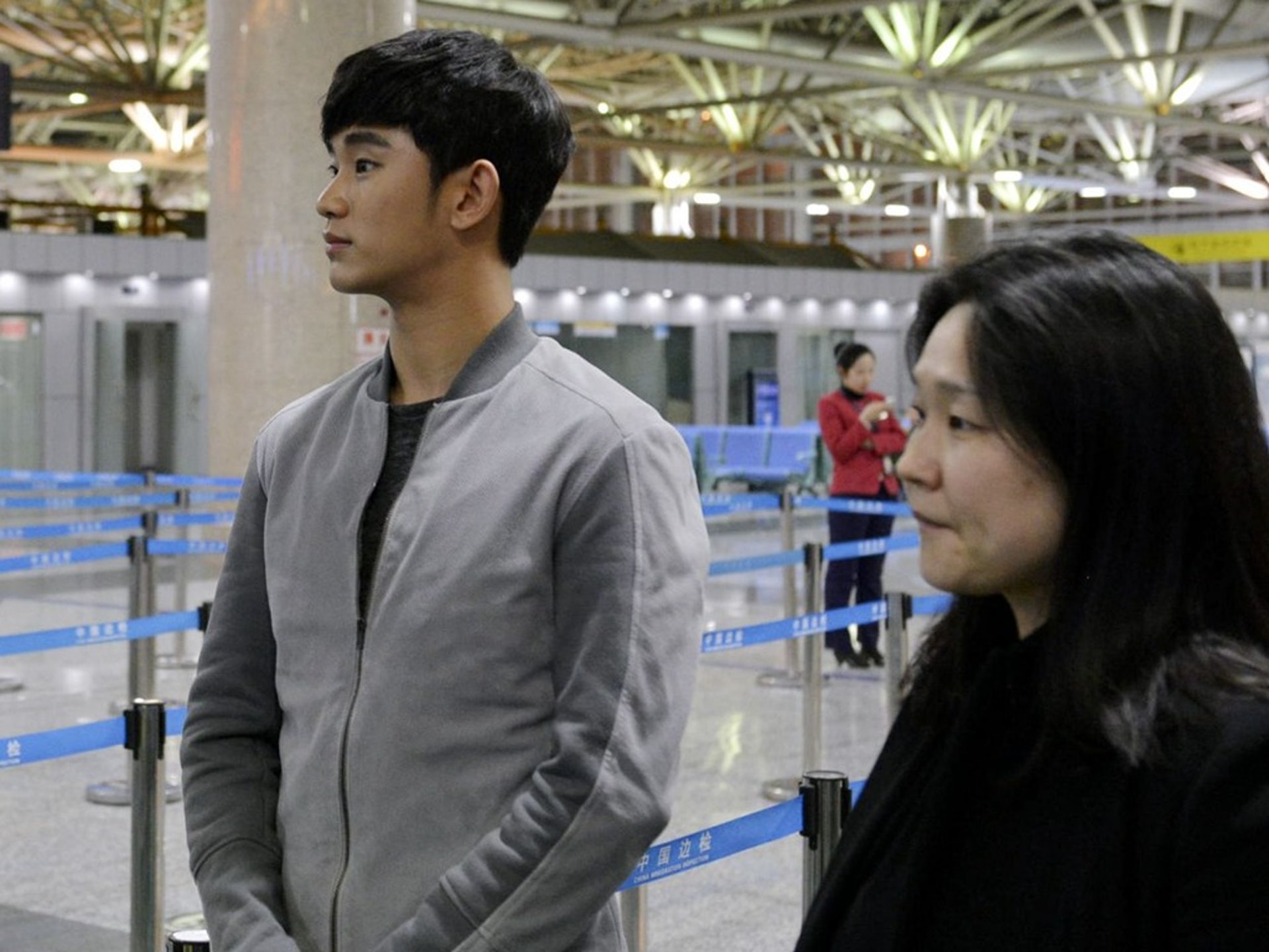 在2014年時，韓國演員金秀賢（左）依靠在電視劇《來自星星的你》中的表現，在內地贏得了不少廣告代言的機會。但他在中國的星路及財運最終還是因薩德入韓的風波被阻斷了。（新華社）