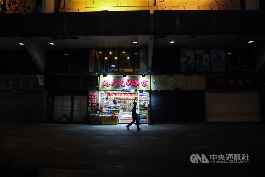 反送中爆發激烈警民衝突，位於香港理工大學管製區外的周邊商家索性不營業或提早打烊，20日晚間隻有稀稀落落的行人經過。中央社記者吳家昇攝　108年11月20日