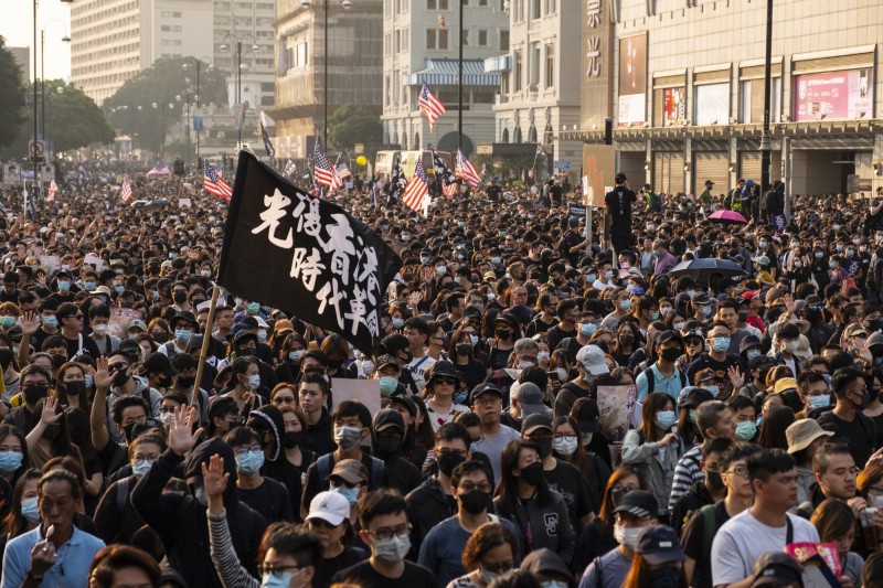 香港今日最後一場集會遊行「毋忘初心大遊行」遭警方以「突發情況」為由強製提前終止，並爆發警民衝突。（彭博）