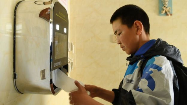中國廁所革命中，人臉識別技術被用來取紙。