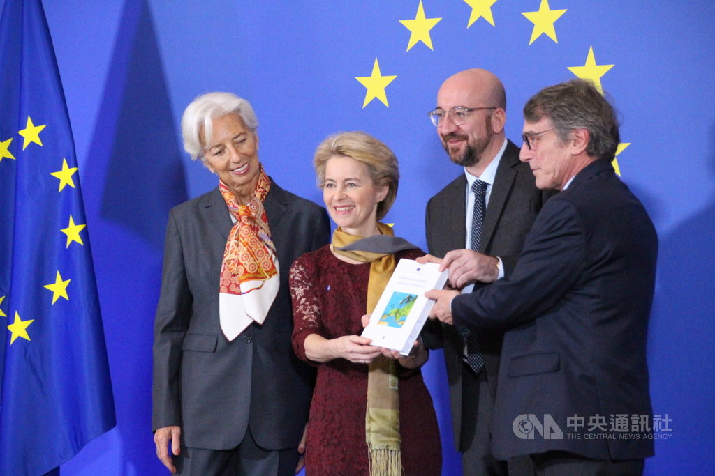 1日是裏斯本條約生效10週年，歐洲中央銀行總裁拉加德（左起）、歐盟執委會主席範德賴恩、歐洲理事會主席米歇爾及歐洲議會議長薩索裏4位歐盟機構領導人齊聚慶祝。 中央社記者唐佩君布魯塞爾攝 108年12月1日