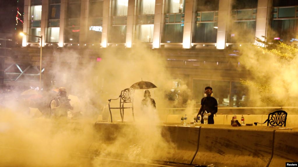 反政府抗議者11月18日在香港理工大學外身處警方催淚彈的濃霧中。