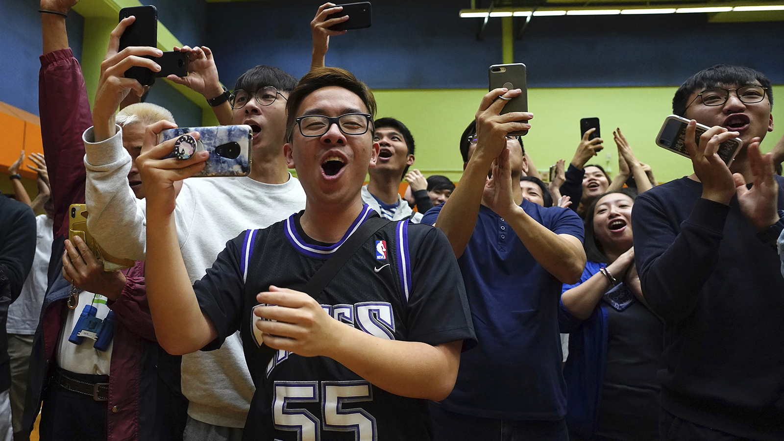 香港地方區議會選舉，泛民主派壓倒性勝出後，支持者歡呼。（美聯社）