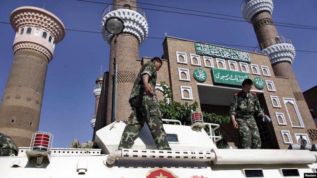 停在新疆清真寺外麵的武警車輛