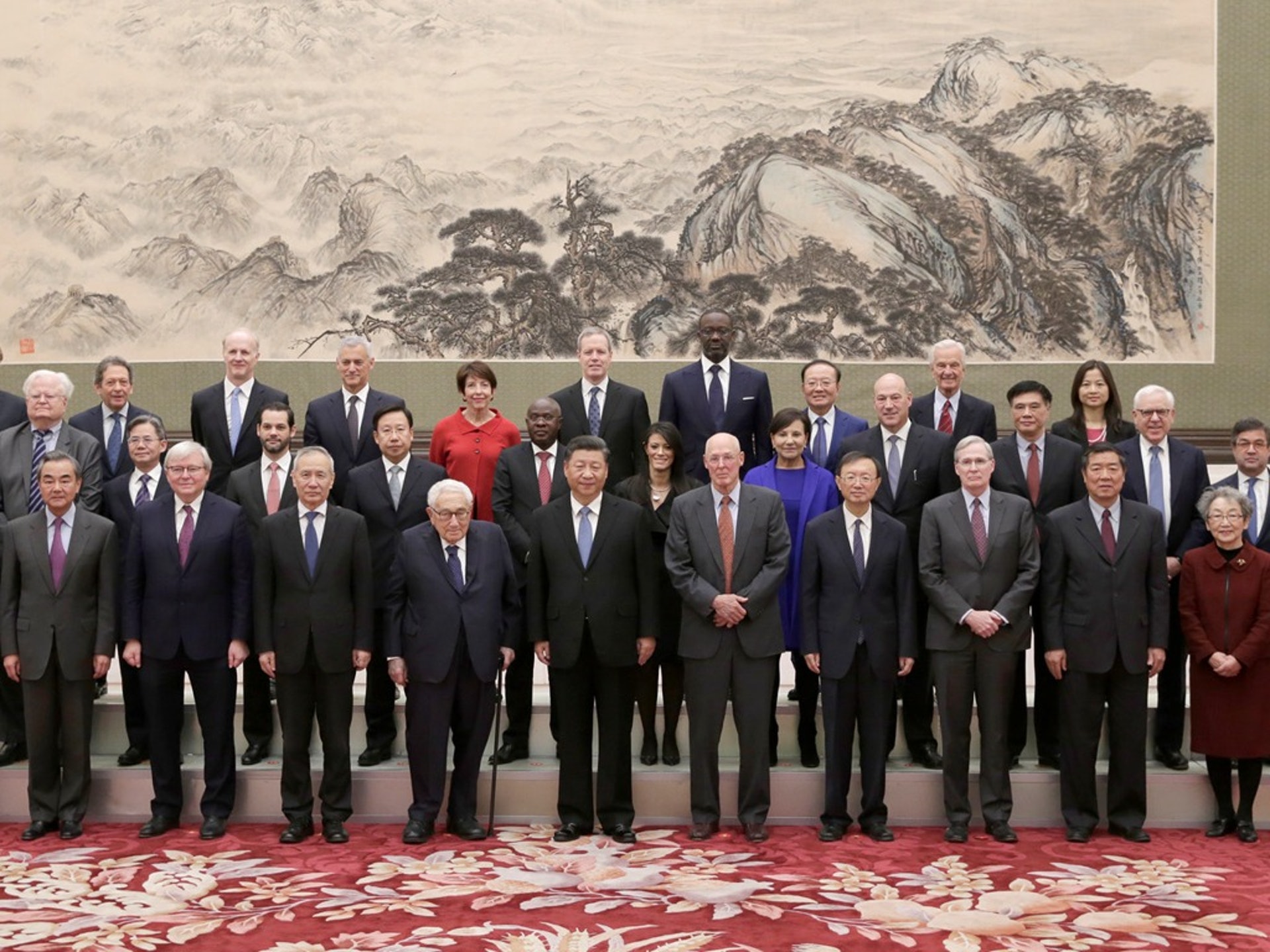 11月22日，習近平（前排左五）在北京人民大會堂會見2019年新經濟論壇代表。（路透社）